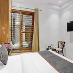 Capital O Hotel Moody Inn
